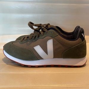 Women’s Veja Sneakers Olive Green, white logo, Size 7/EU 8